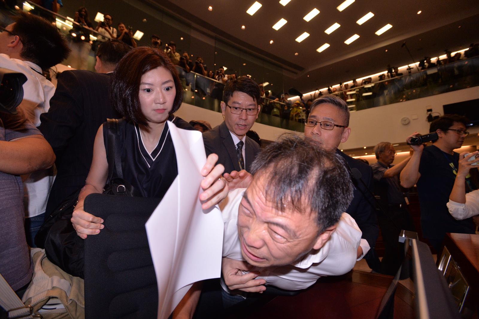 早上召開的會議混亂又無果。