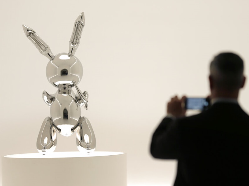 美國藝術家庫恩斯(Jeff Koons)創作的一隻不銹鋼兔兔雕像.以9100萬美元成交。AP圖片