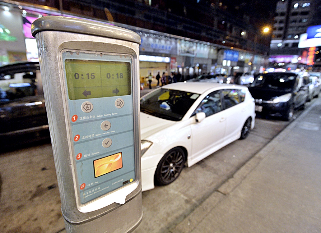 當局計劃在2022年初全面完成更換全港現有的收費表。資料圖片