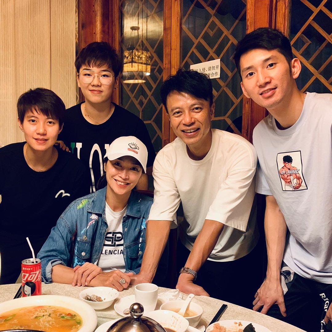 李克勤與太太盧淑儀到南寧觀看蘇迪曼盃羽毛球賽事。 李克勤IG圖片