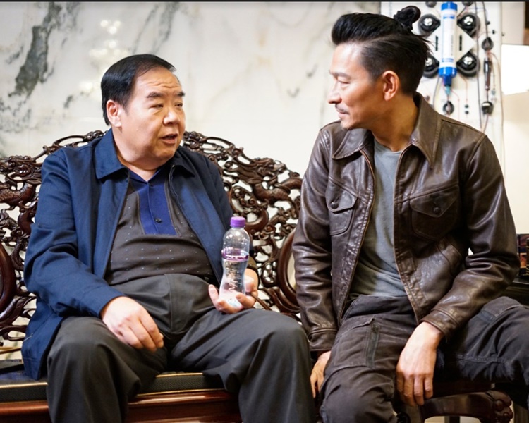 鄭則士飾演阿公與華仔對戲。