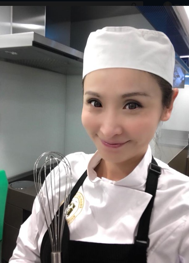 陳貝兒為求優質曾多次閉關製作甜品。fb