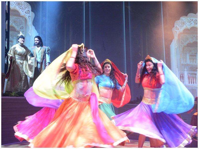 有表演者慶祝。