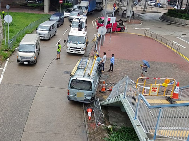 客貨車失事掃欄,撞毀行人天橋。 香港交通突發報料區FB/網民The Any Alex圖