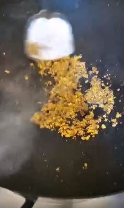 早前劉小慧示範將蛋黃放入不銹鋼鑊炒出蛋黃油。影片截圖