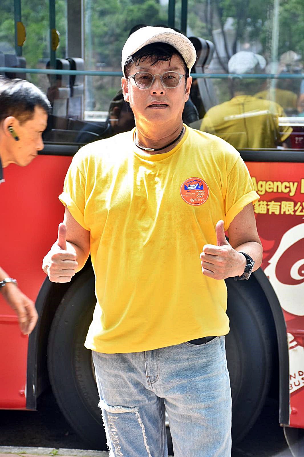 天氣炎熱,在大球場準備時,阿倫巳整個人濕透。