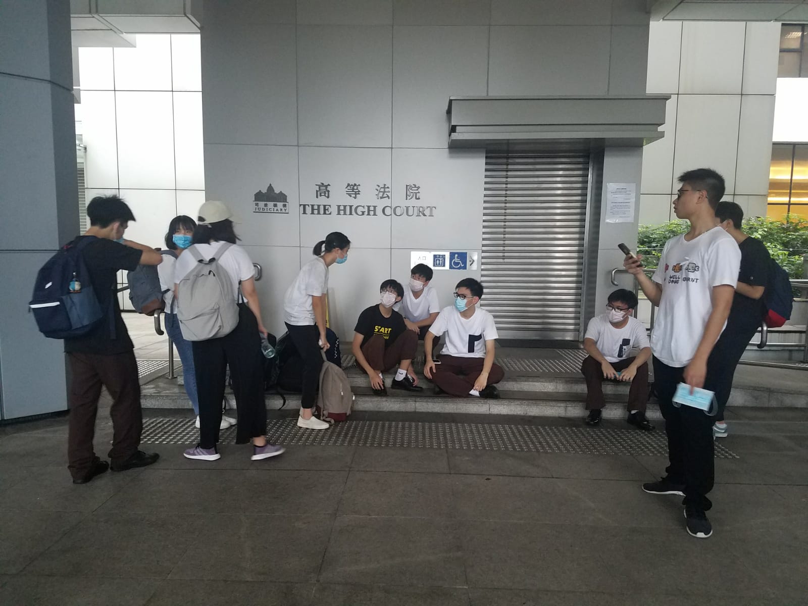 警方施放催淚彈後,法院關閉低層入口。黃梓生攝