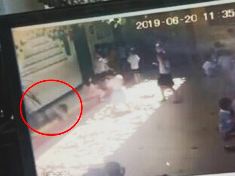 海南臨高一間幼兒園發生一宗女童被玻璃窗砸到的事故。影片截圖