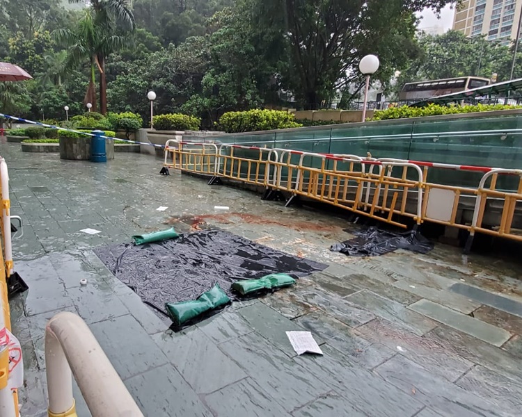 美景花園墮鐵框,女途人被擊斃。