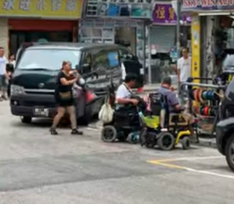 客貨車女司機發惡作勢擲雪糕筒。馬路的事討論區影片截圖
