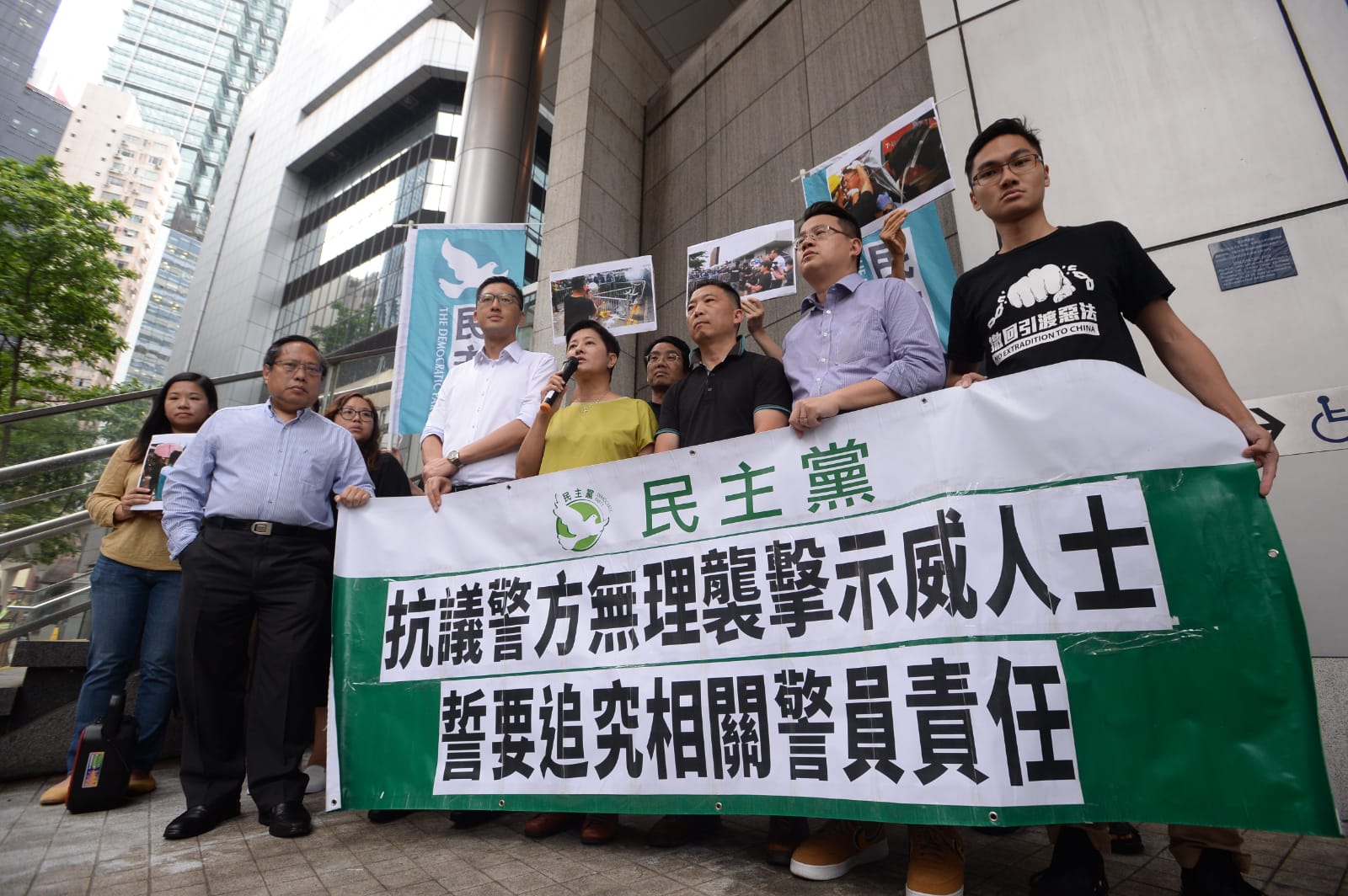 民主黨4名立法會議員到灣仔警察總部的警察投訴課作出投訴。