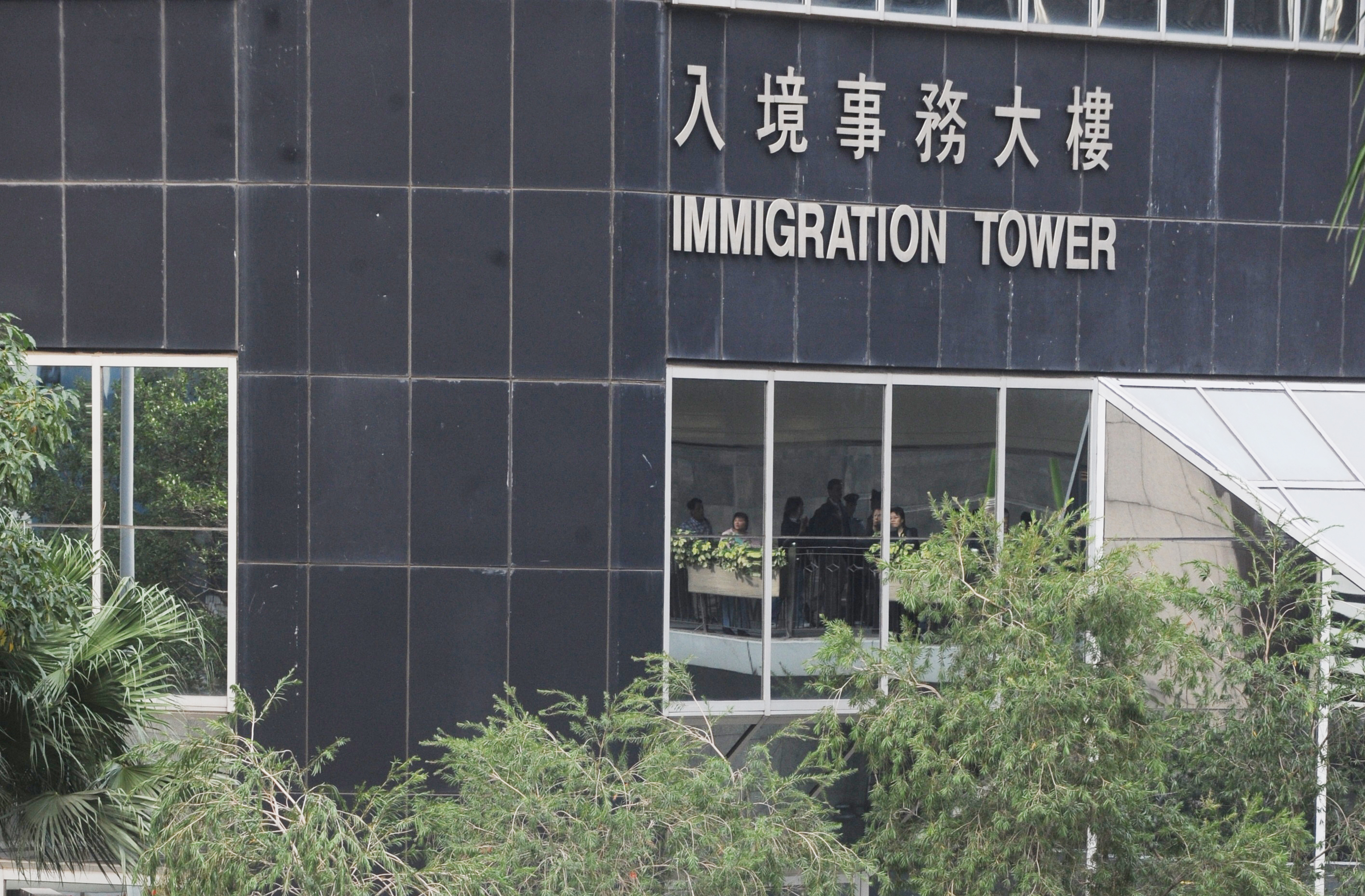 入境處進行「曙光行動」拘捕15人。 資料圖片