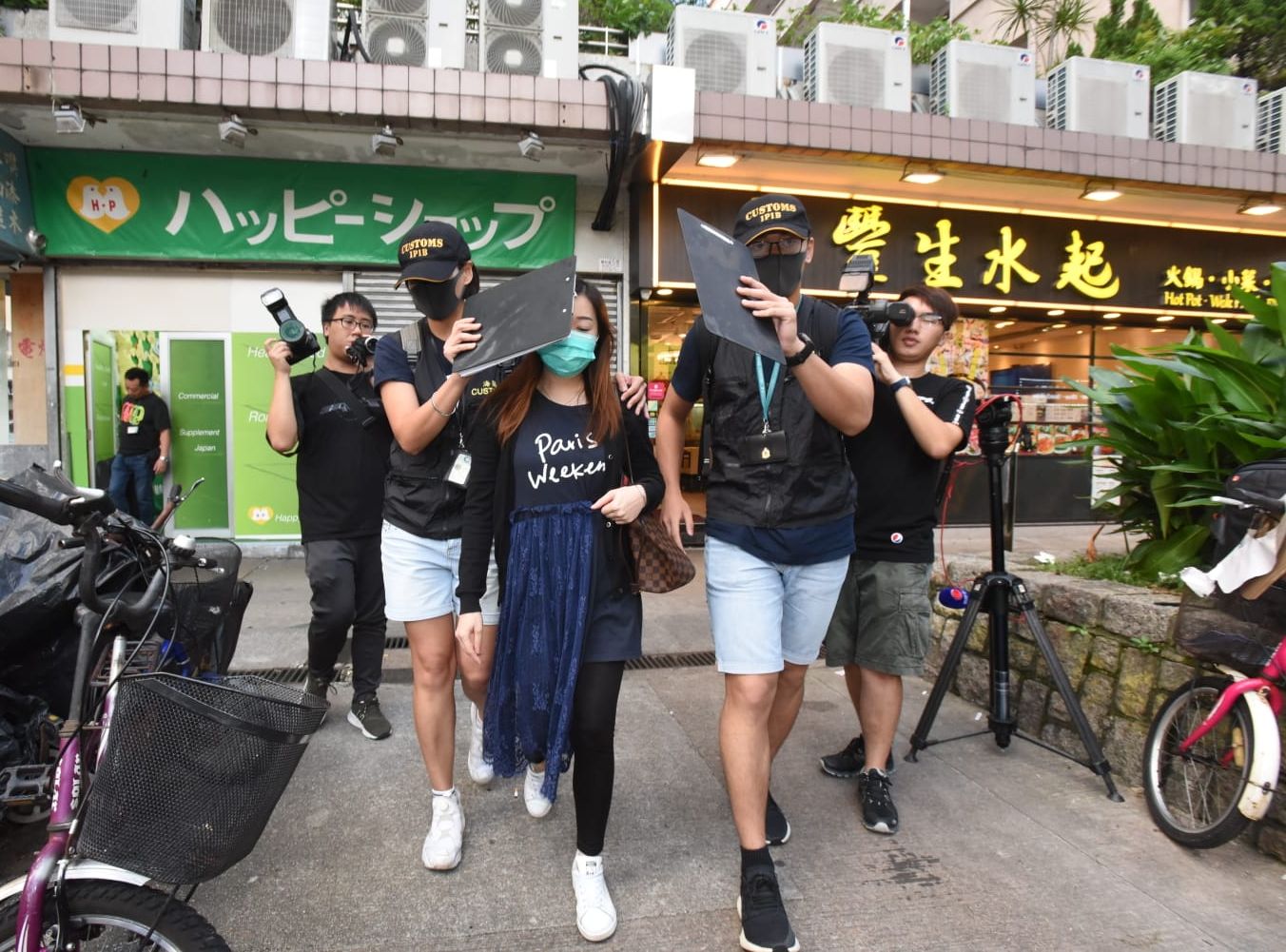 兩名店員被捕。