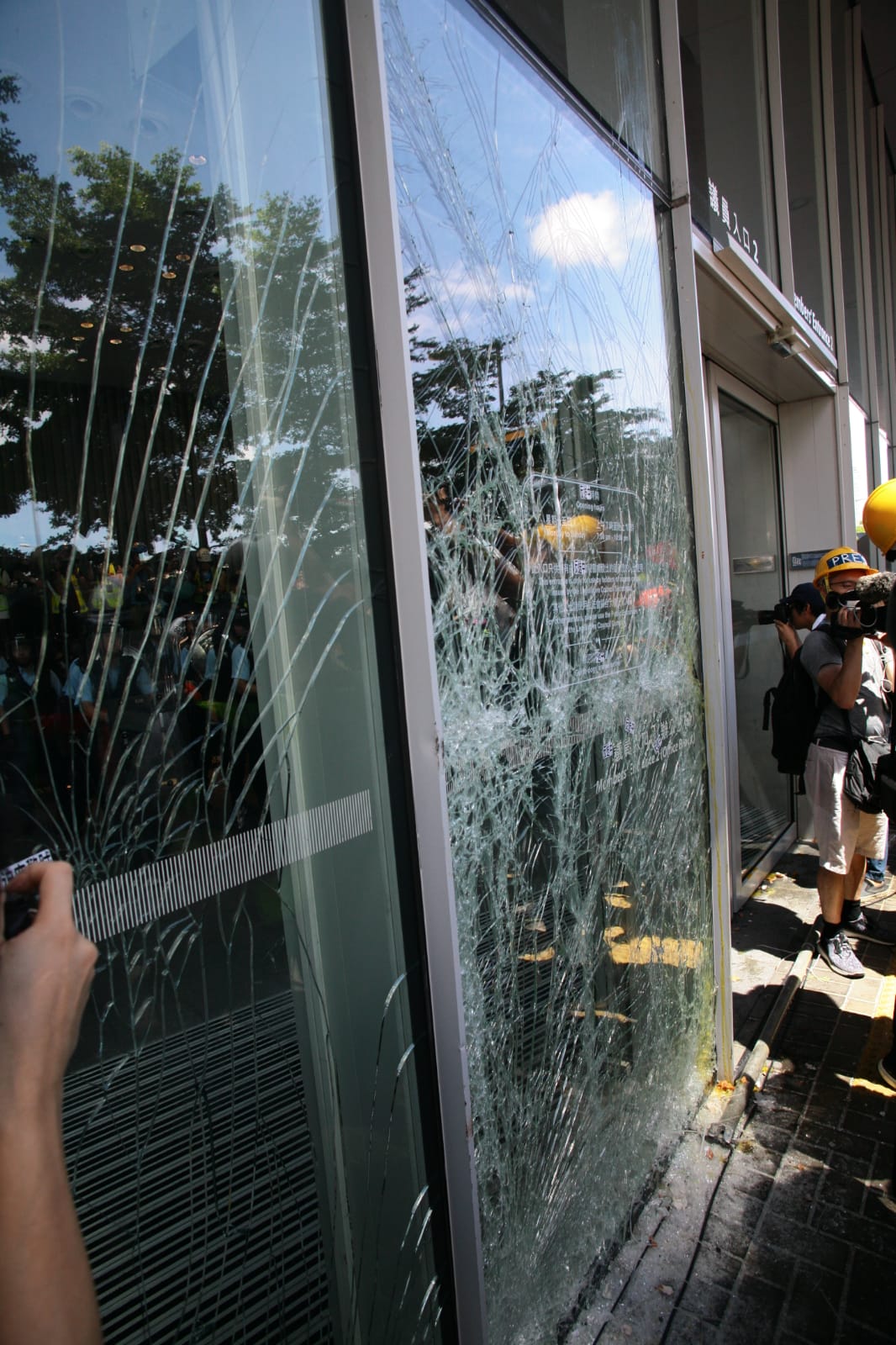 玻璃門爆裂。