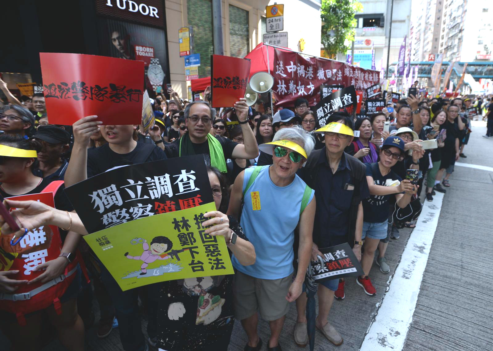 大批市民沿途加入。