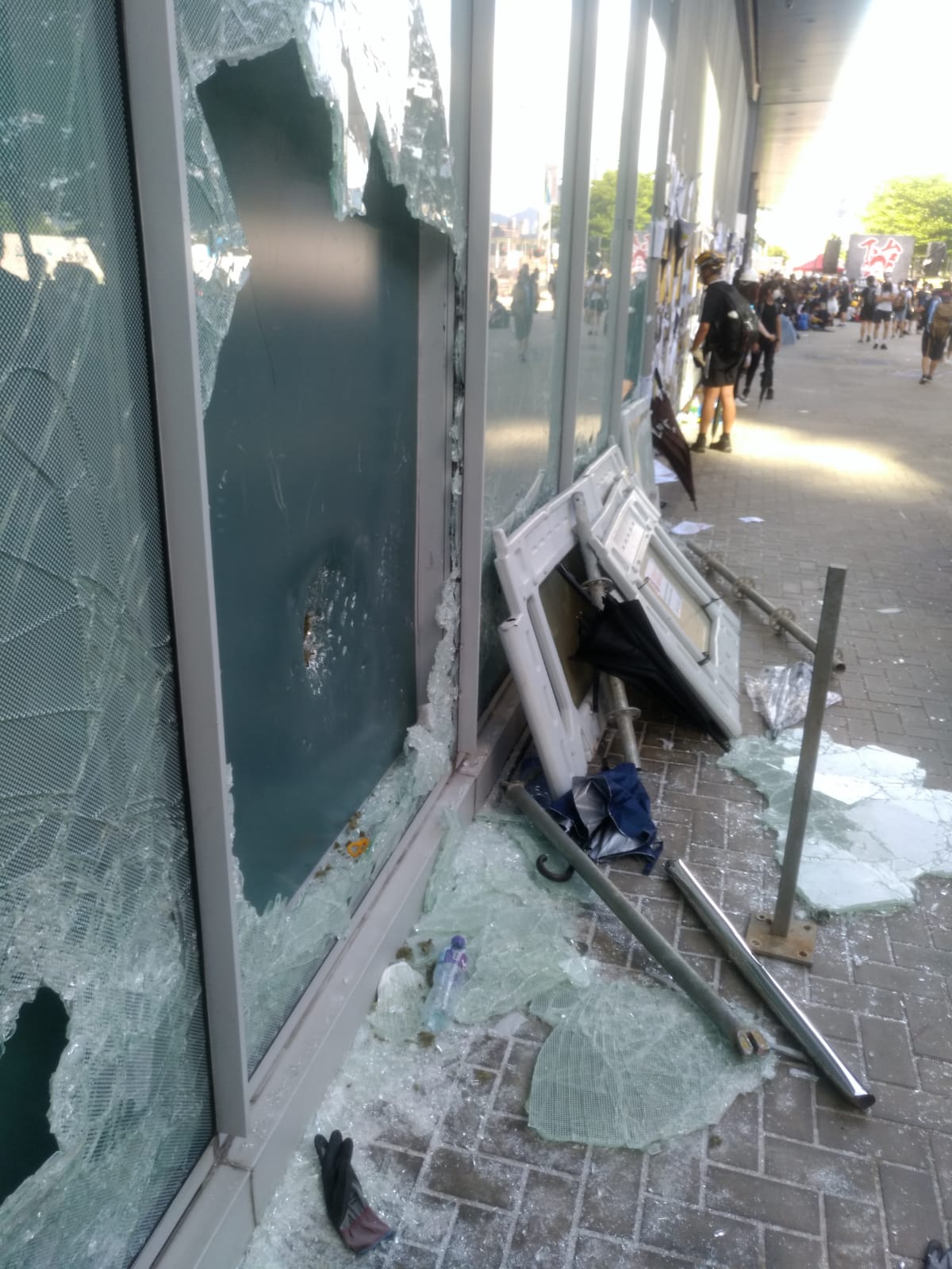 被撞毀的玻璃門。