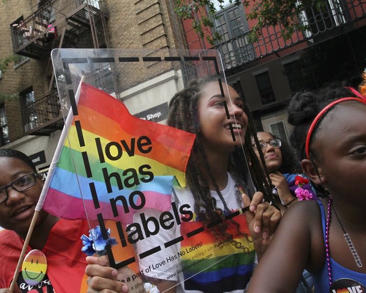 象徵同志社群的彩虹旗幟在遊行現場飄揚。AP