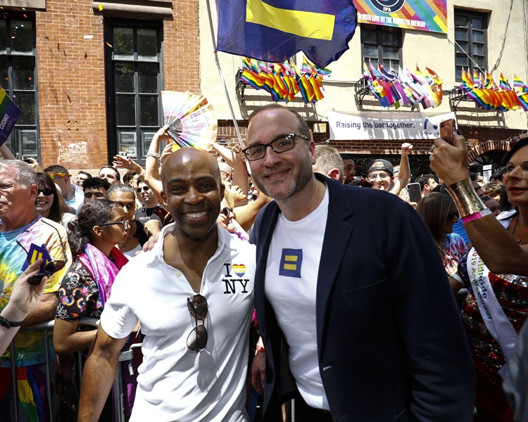 數以百萬人周日齊集紐約街頭參加同志驕傲大遊行。AP