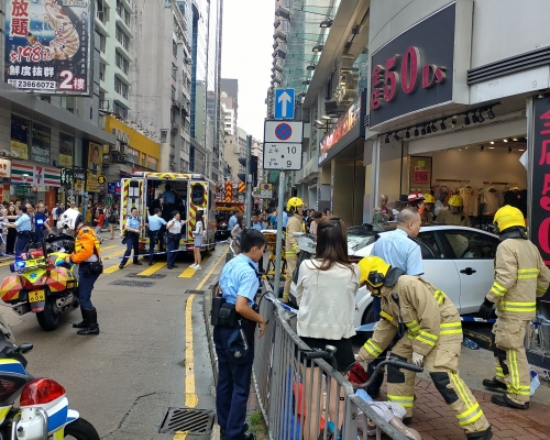 【有片】金馬倫道私家車剷行人路撞店舖釀12傷 司機涉酒駕被捕