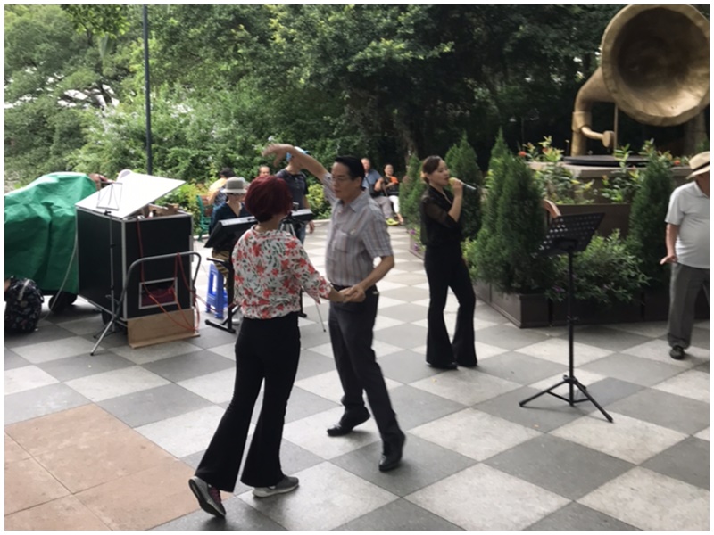 網民指7日屯門公園歌舞團故態復萌。網圖