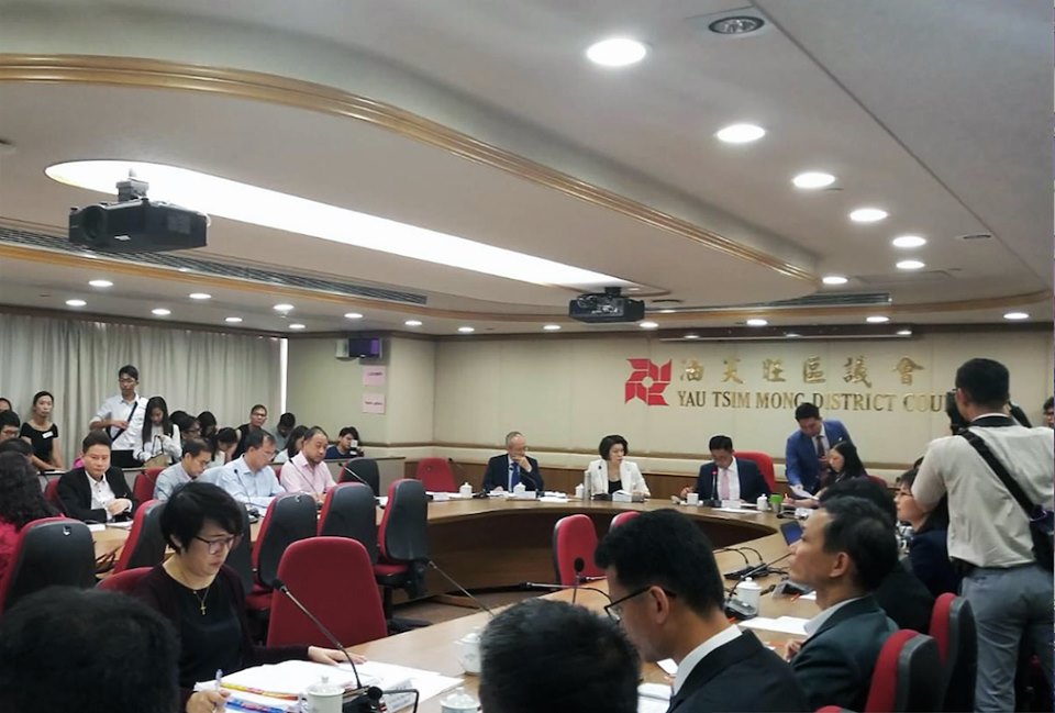 油尖旺區議會今日下午舉行會議,數十人於會前抗議,最終會議終止。FB圖片
