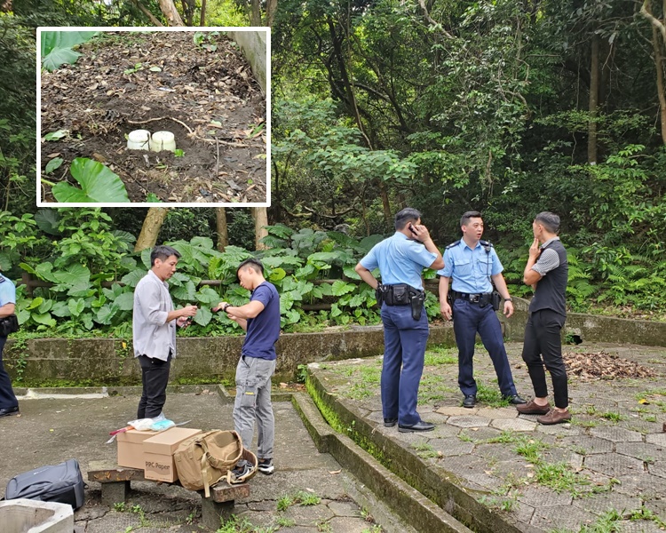 燒烤場附近再發現骨灰龕被棄於泥地上。梁國峰攝