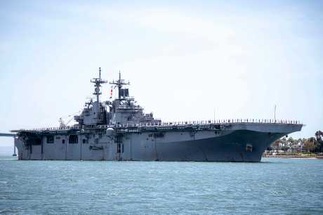 兩棲攻擊艦拳師號(圖)今天針對一架伊朗無人機採取防禦行動。資料圖片