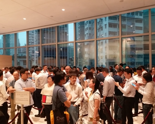 朗濤首開放示位 即現排隊人龍
