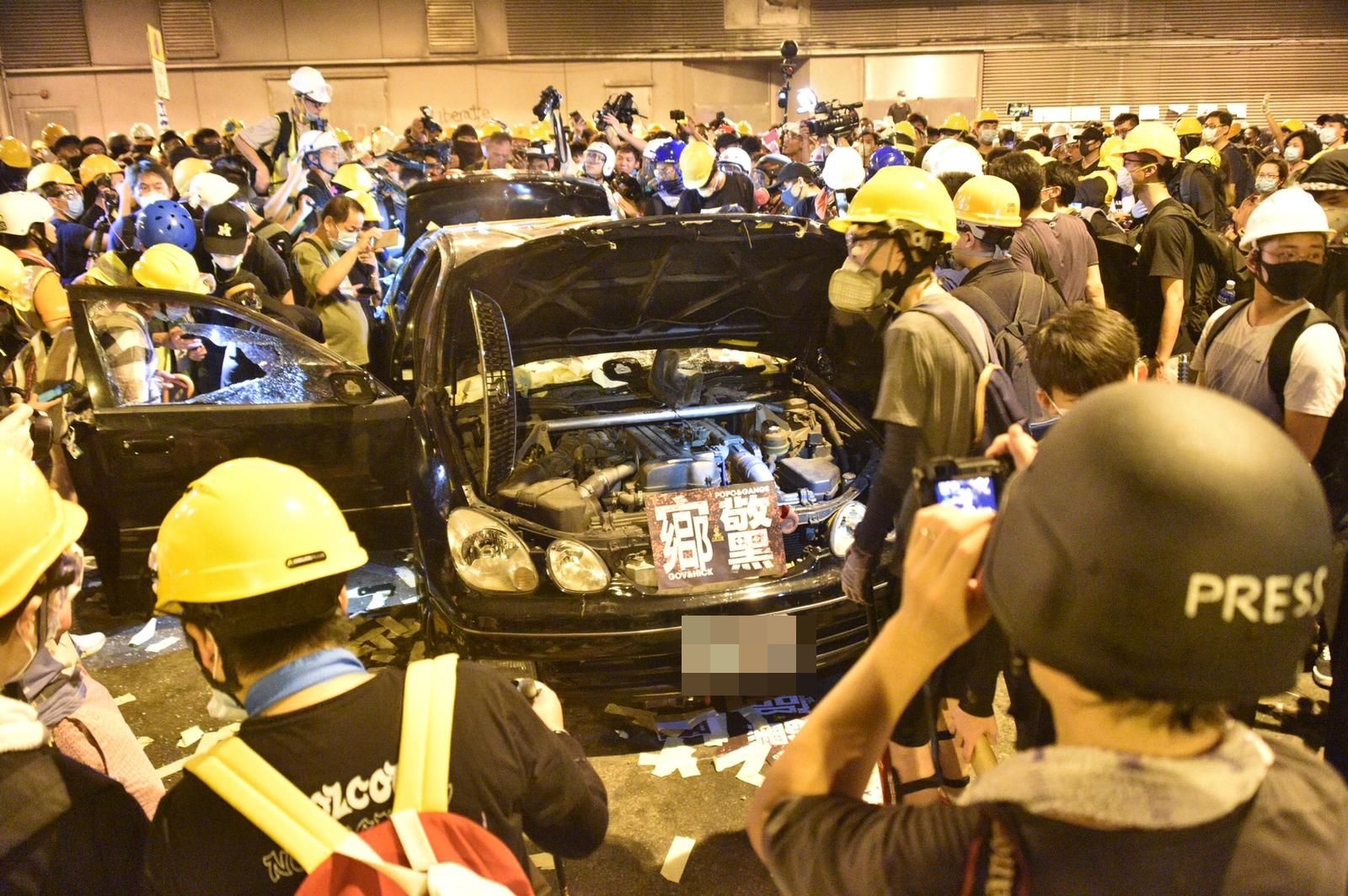 示威者在停車場內毀壞私家車