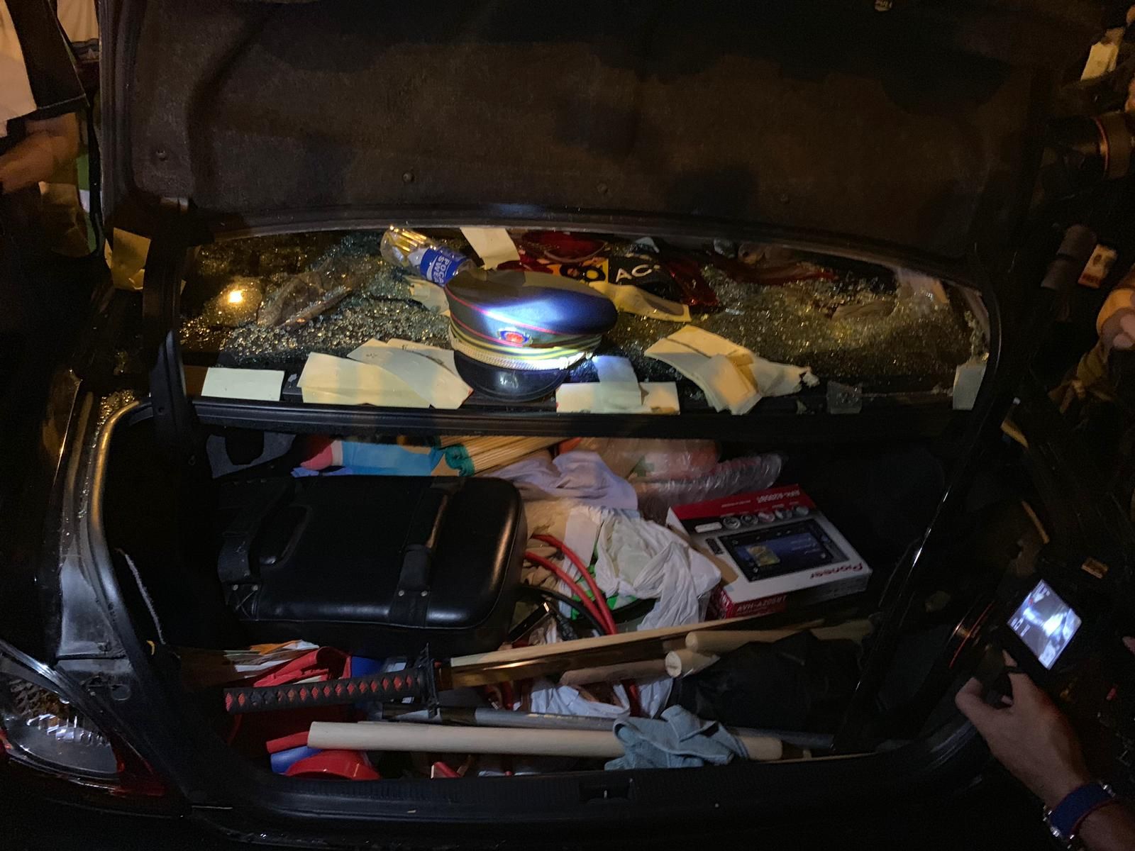車尾箱藏有武士刀、木棍、藤條等物資，及一頂疑似軍帽。