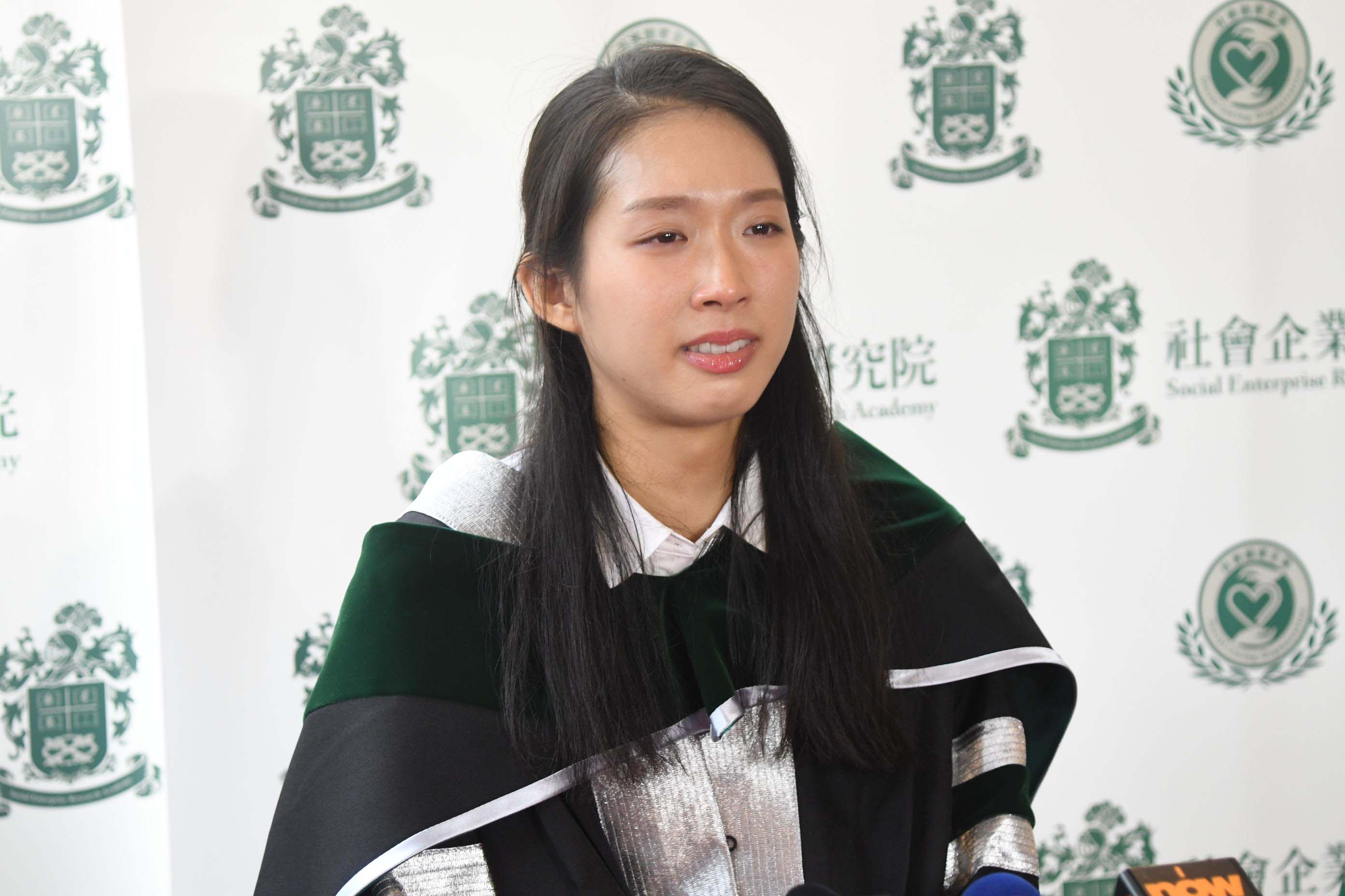 談起香港社會近況,江旻憓不禁哽咽,指香港現時如同自己一樣經歷傷患,但相信港人可克服面前的困難。郭晉朗攝
