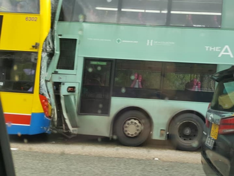 兩巴士大欖隧道汀九出口相撞。Nicholas Lau圖片