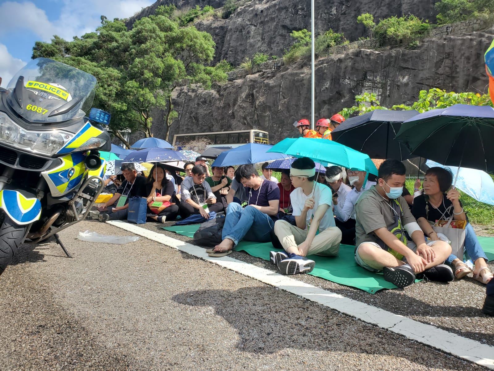 大批傷者等候治理。