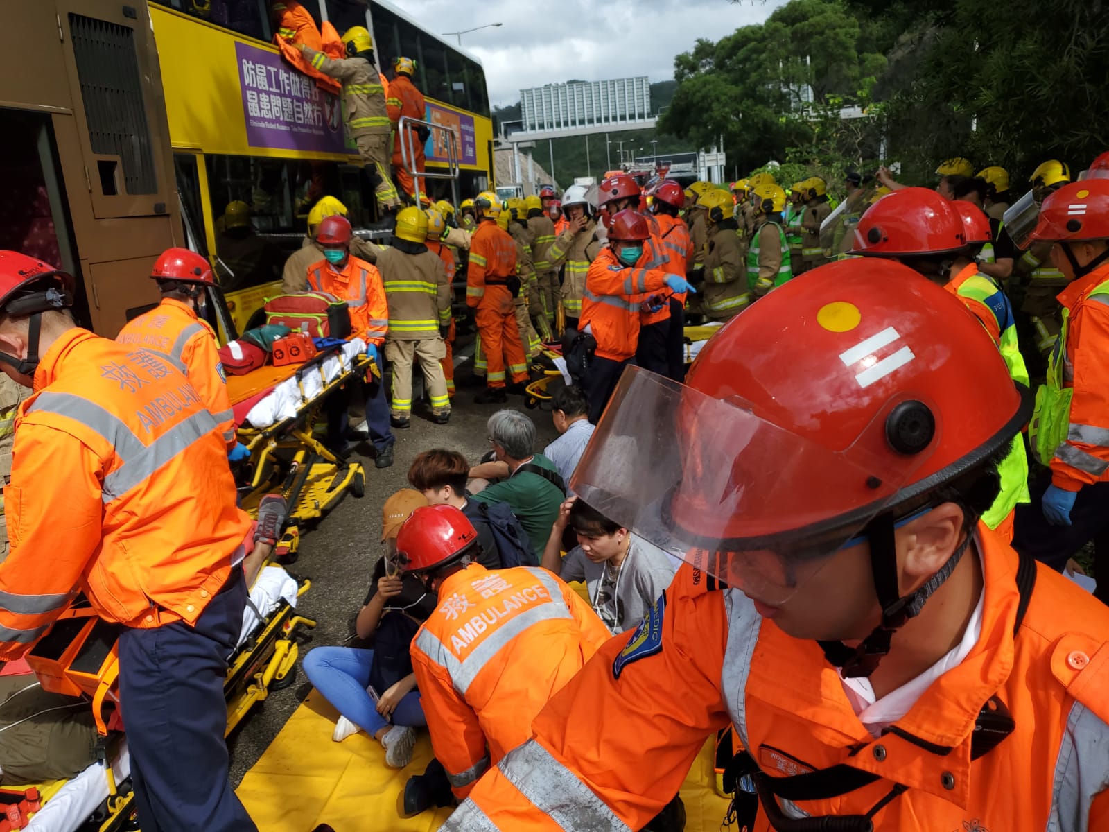 消防救護需打破車窗救人。