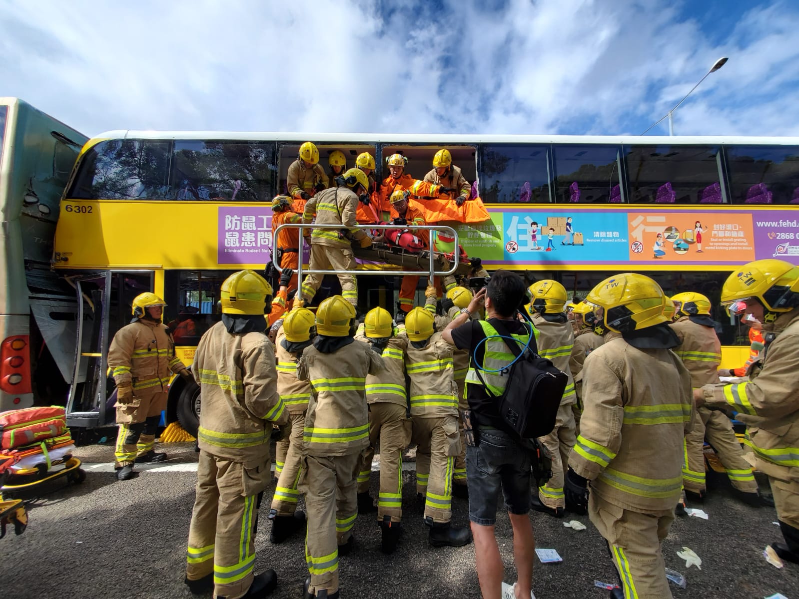 消防救護需打破車窗救人。