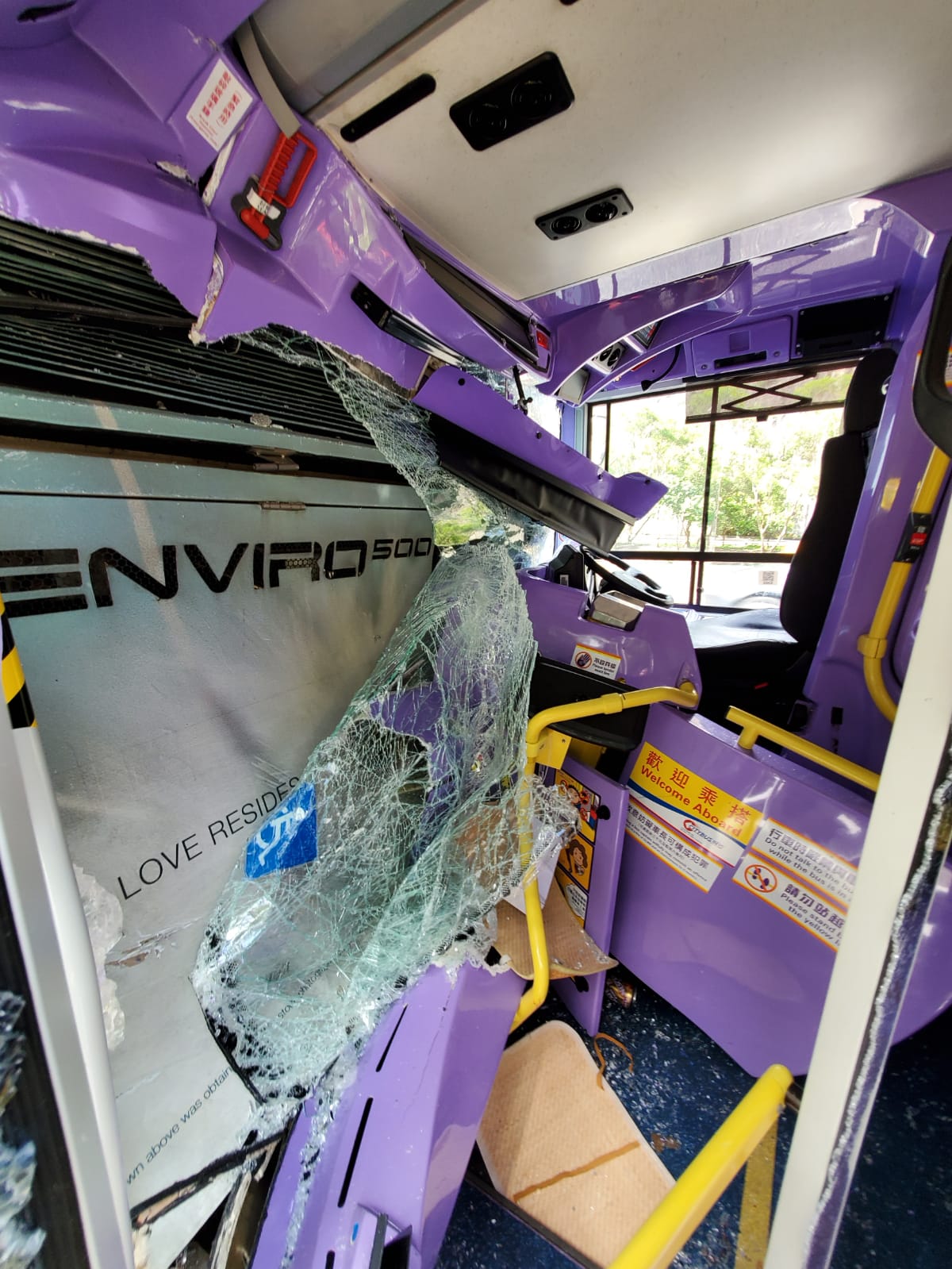 城巴車頭嚴重損毀。