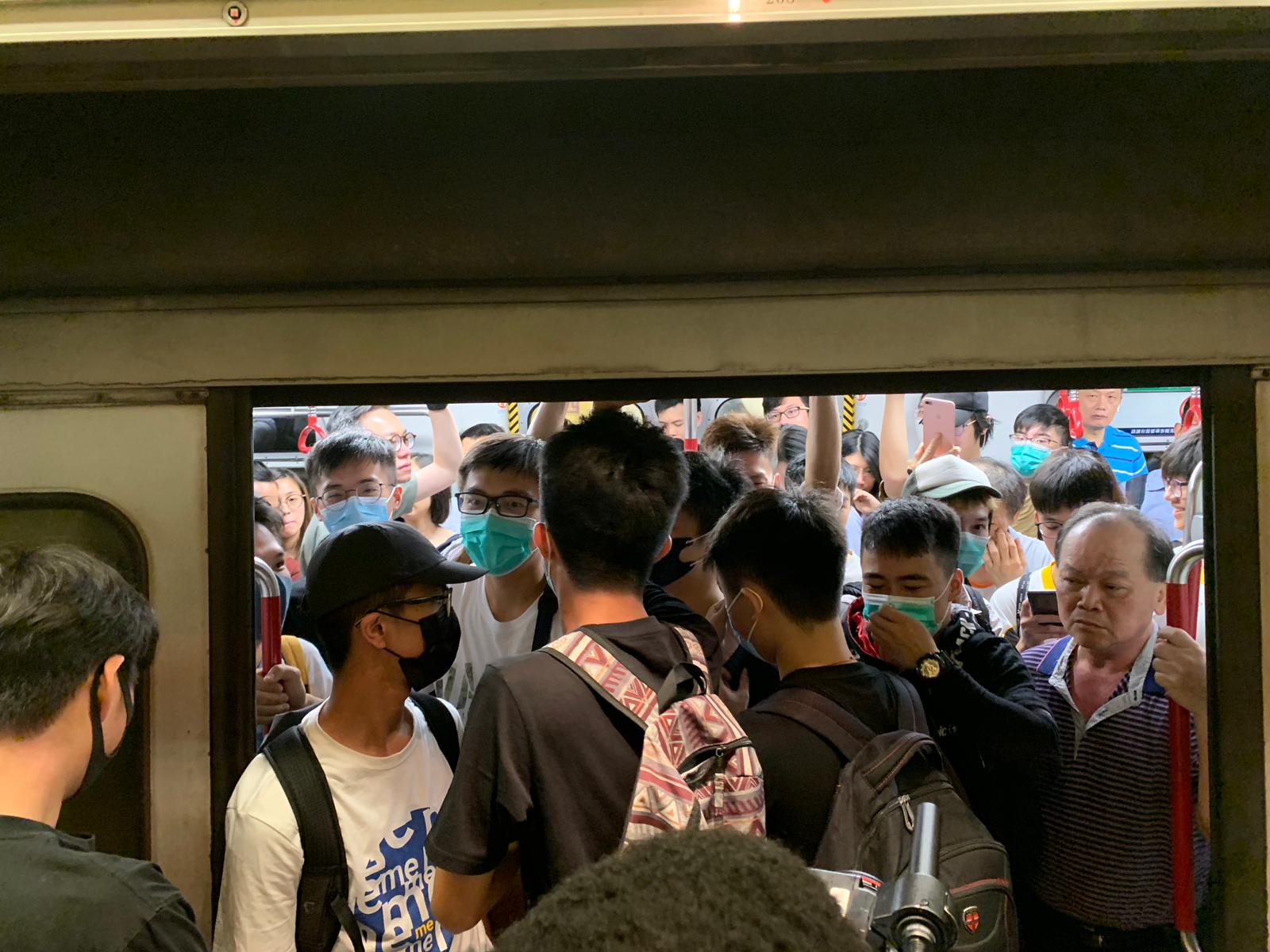 多宗列車車門受阻,港島綫料需額外行車時間。