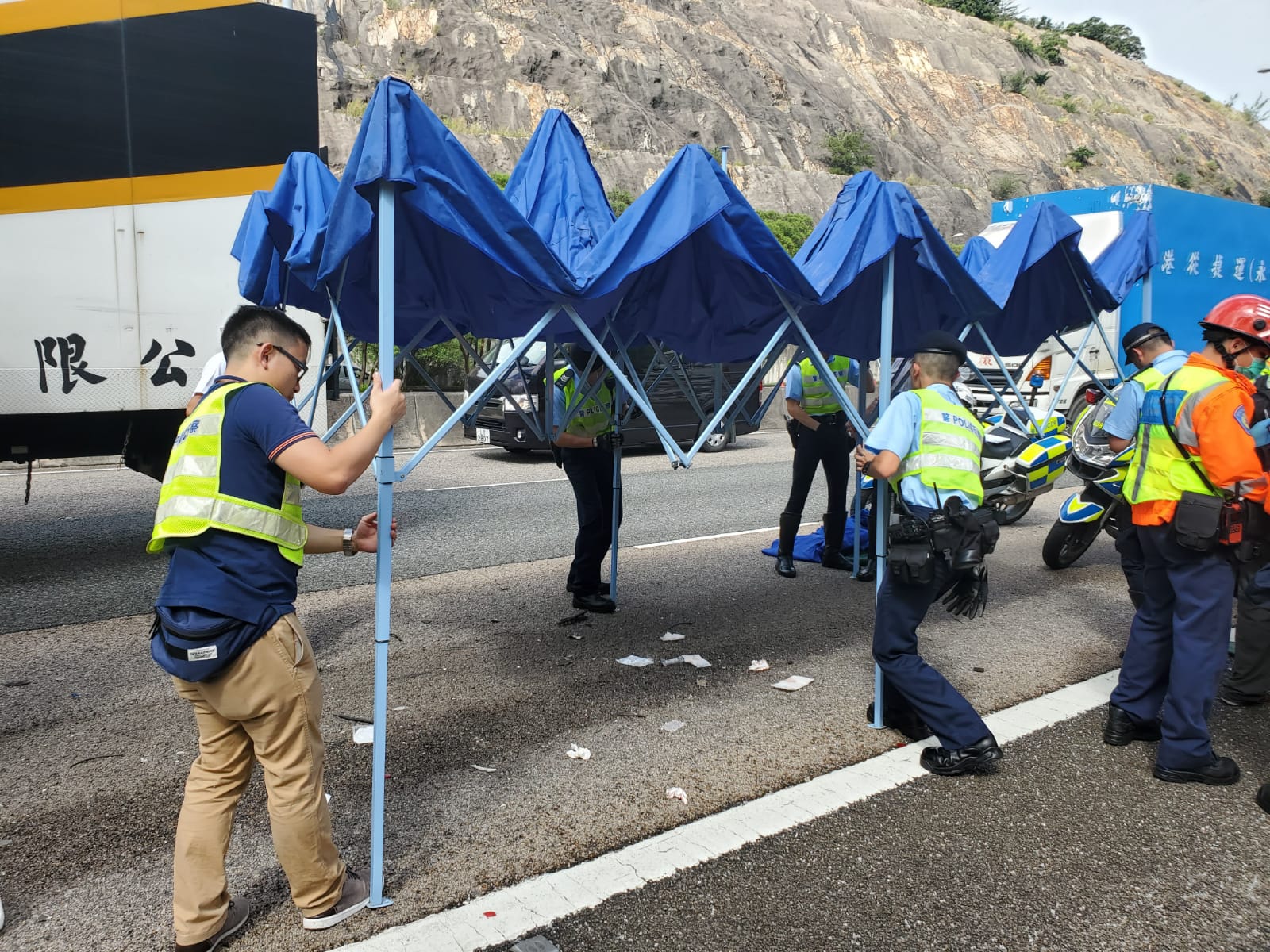 警方開設帳篷。