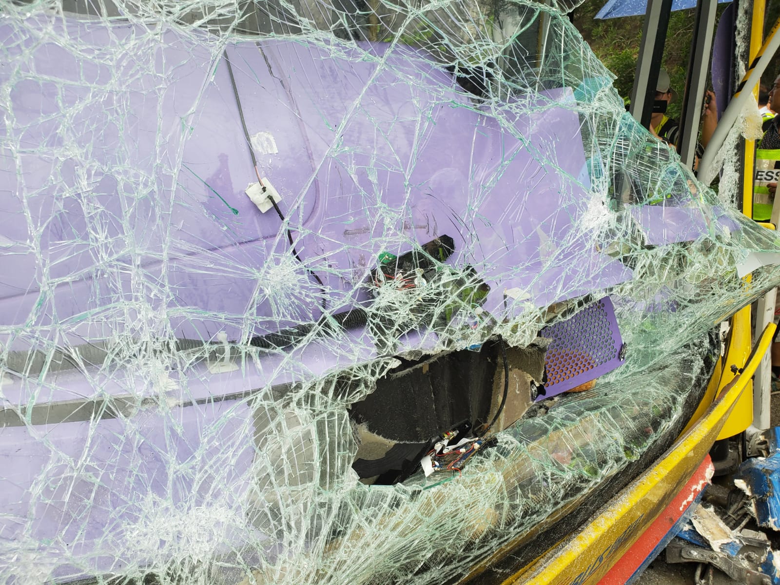 城巴車頭損毀嚴重,車內儀器亦已損毀。