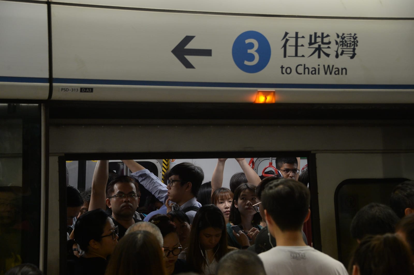 多宗列車車門受阻,港島綫料需額外行車時間。