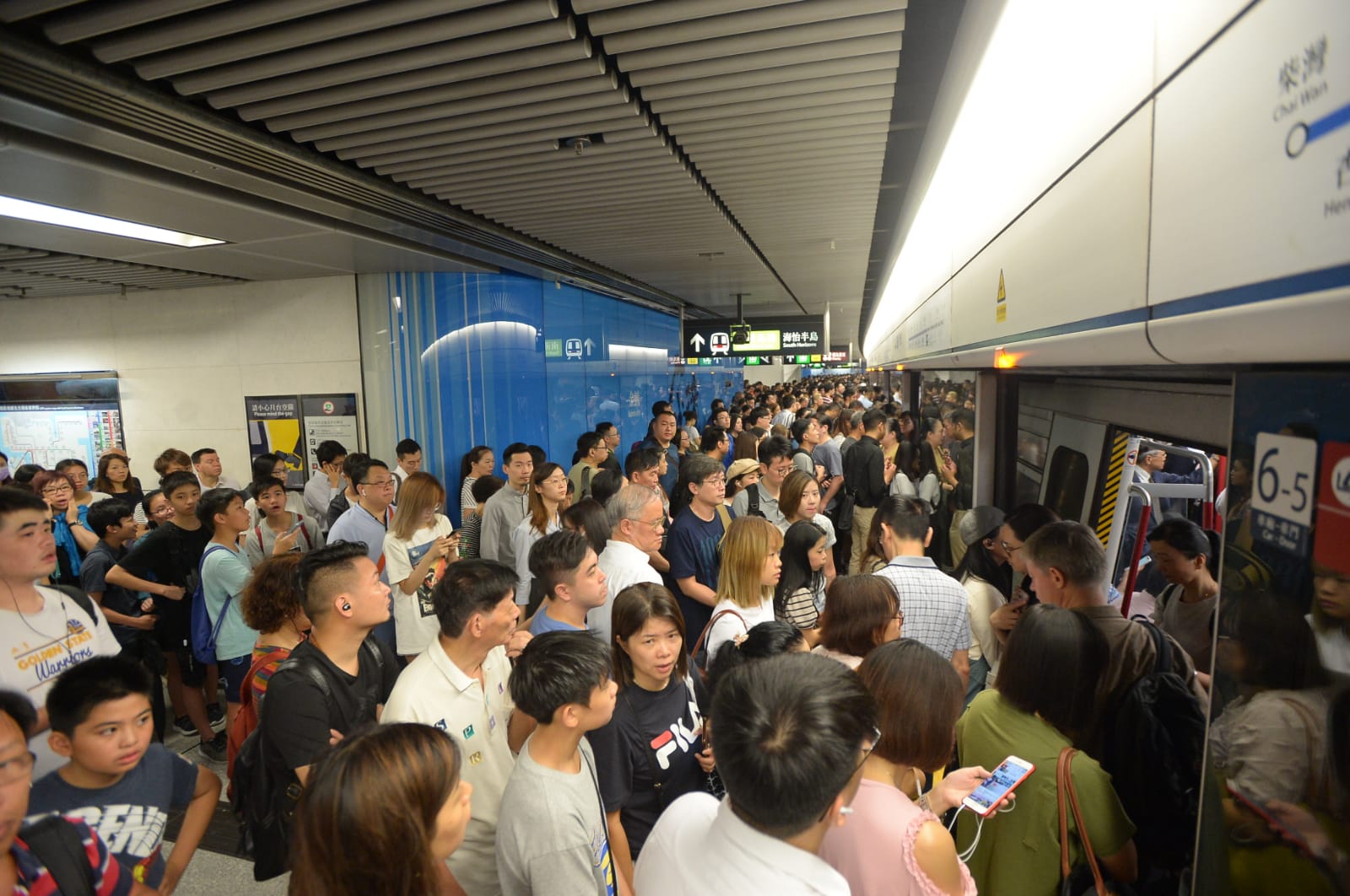 多宗列車車門受阻,港島綫料需額外行車時間。