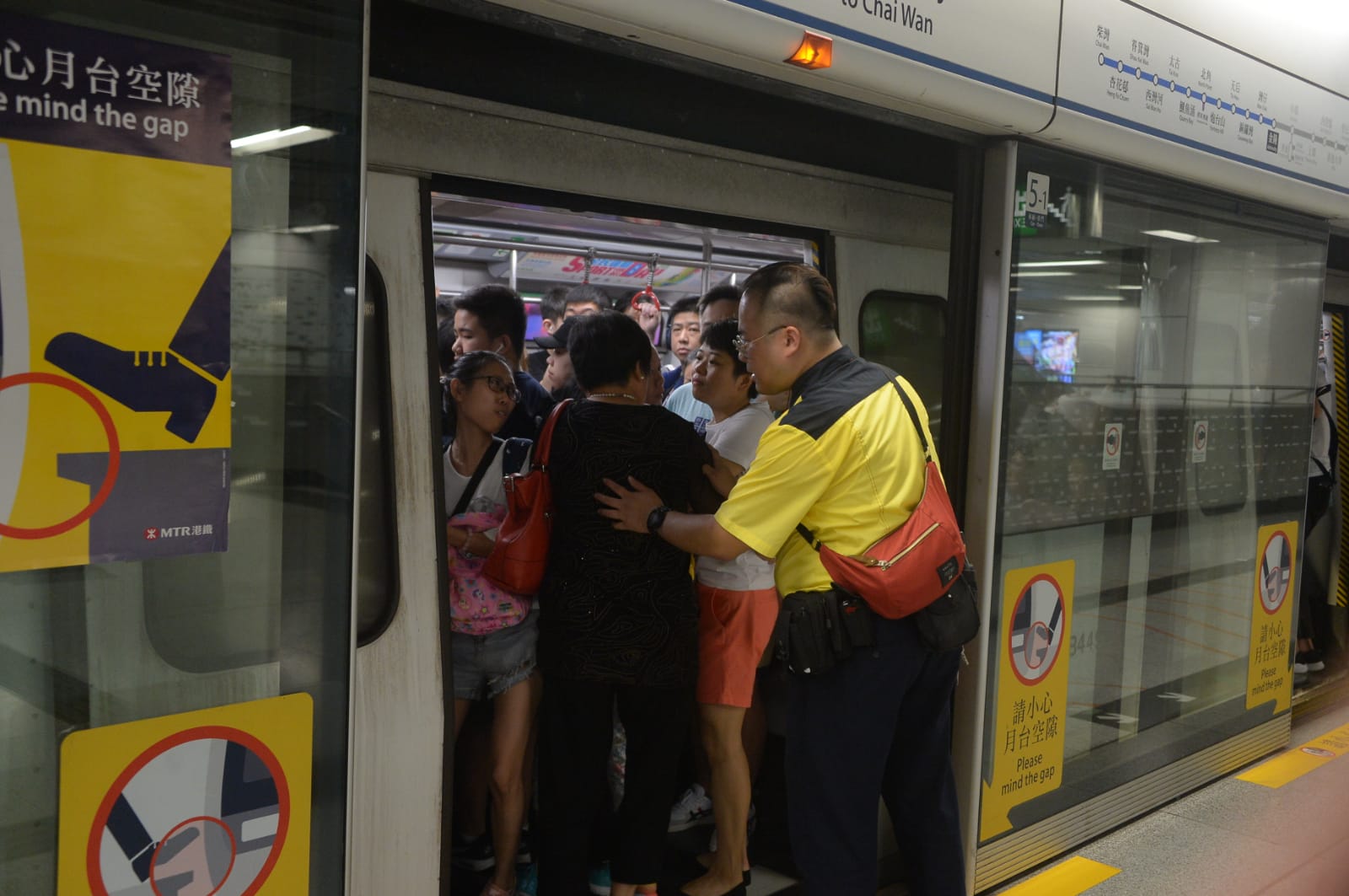 多宗列車車門受阻,港島綫料需額外行車時間。