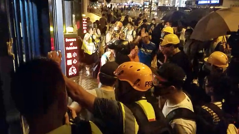 葵涌警署外爆發衝突。