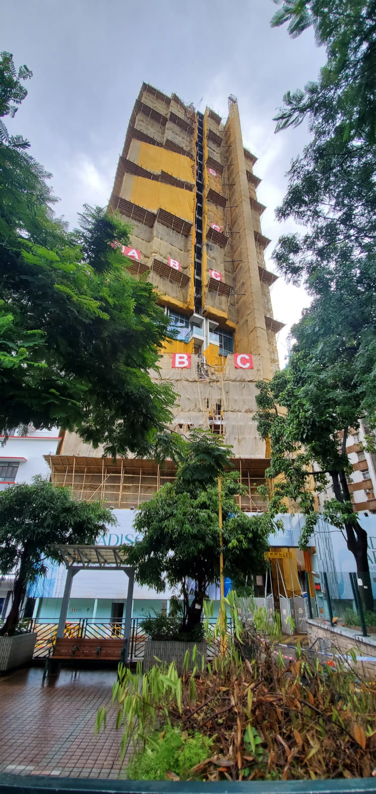 【韋帕襲港】青山道地盤天秤被強風吹倒 搖搖欲墜