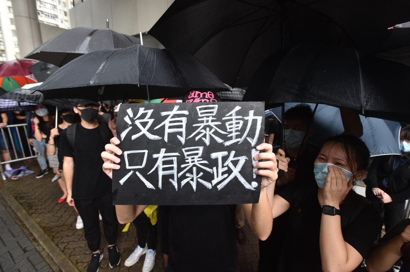有示威者到場聲援被告。