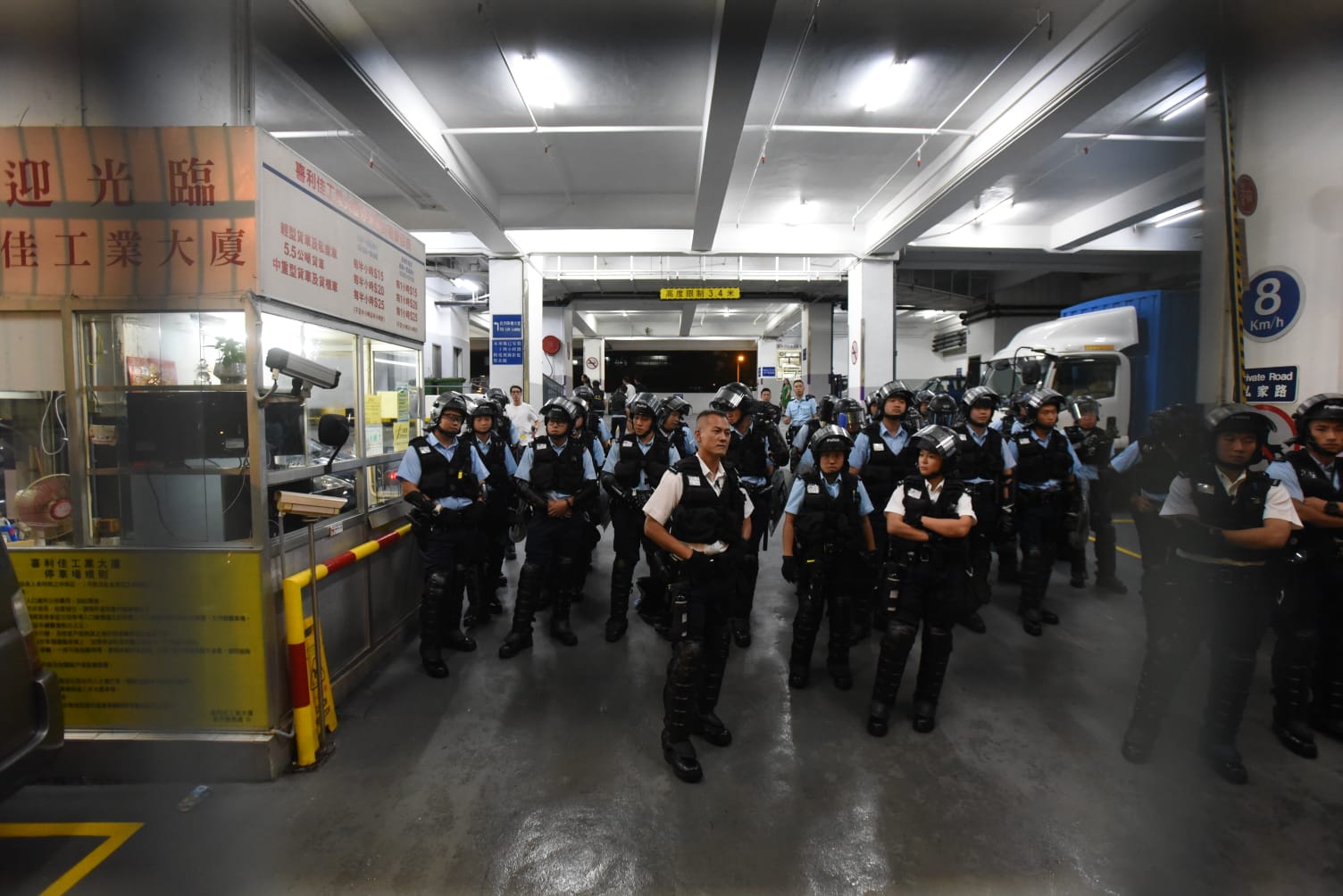 警方展開搜查。