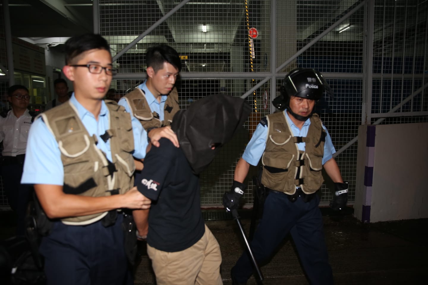 警方拘捕8名男女。