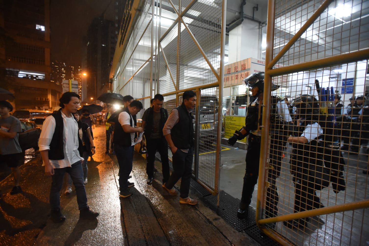 警方展開搜查。