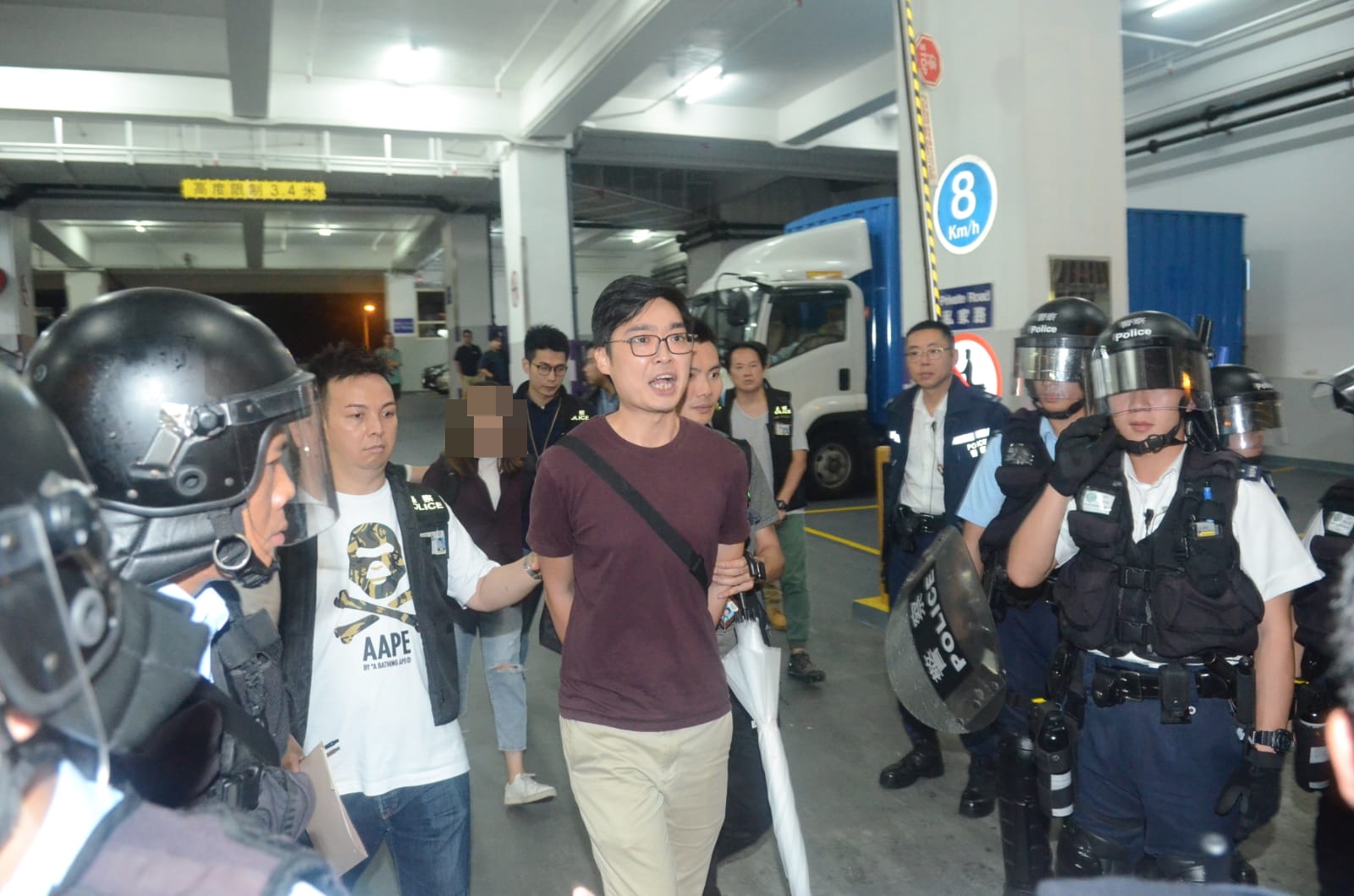 警方拘捕8名男女。