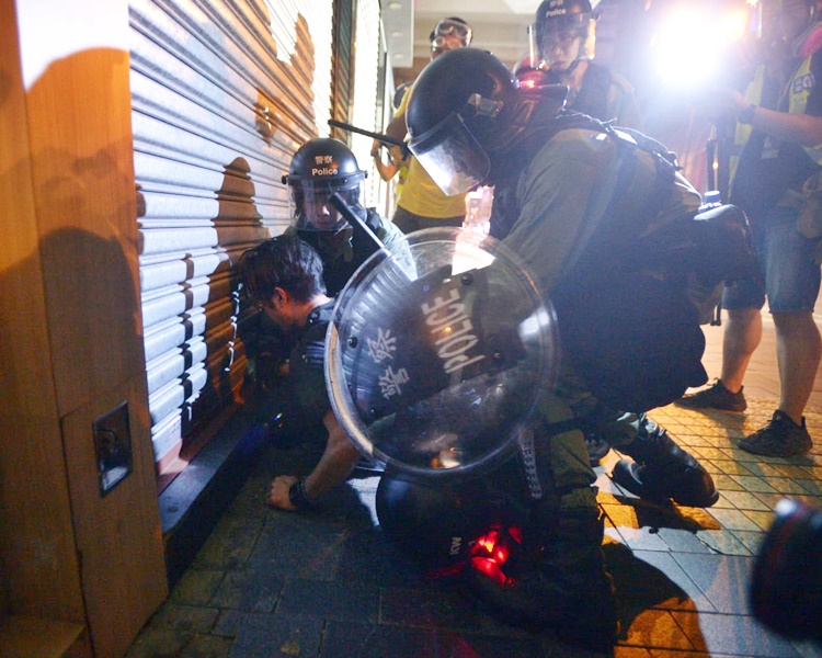 警方拘捕16人,涉嫌非法集結、藏有攻擊性武器、襲擊警務人員及妨礙警務人員執行職務。